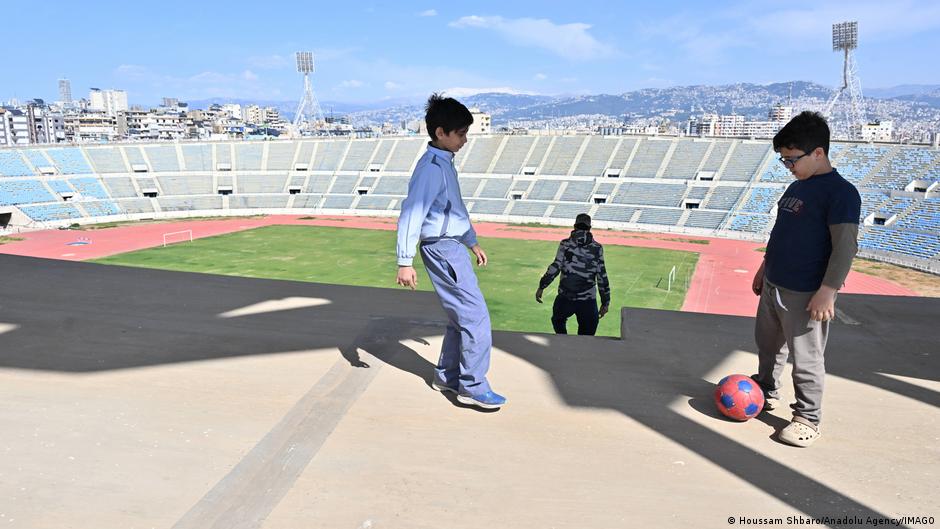 مدرب نازح يحوّل ملعب بيروت إلى مساحة أمل للأطفال