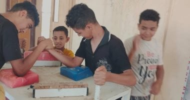 مصارعة الذراعين وشد الحبل ألعاب قديمة تجذب الأطفال ببنى سويف