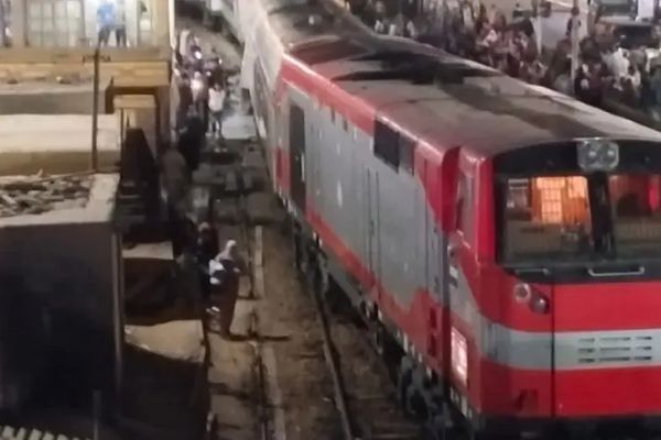 خروج عربتي قطار عن القضبان بالأقصر المصرية