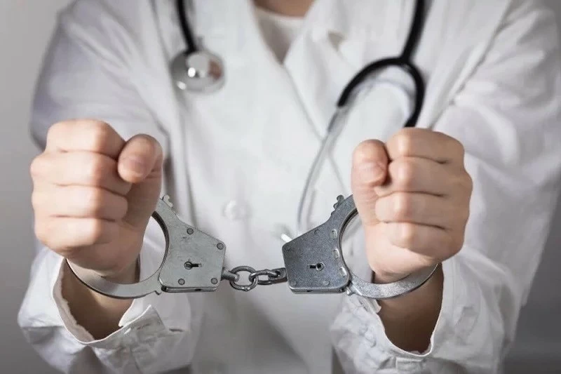 السجن 20 عاماً لطبيب مغربي يقود عصابة اغتصاب