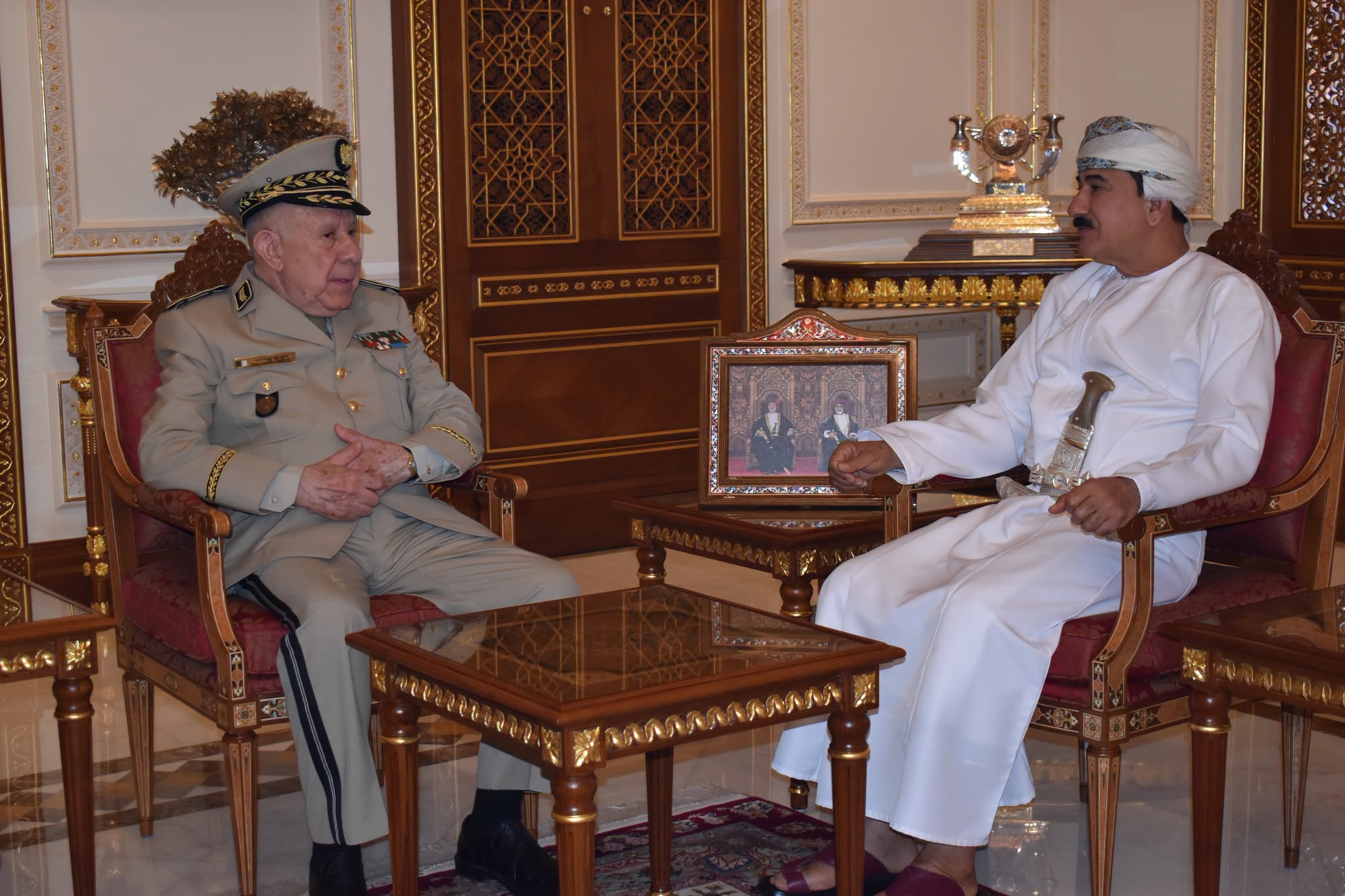 الفريق أول السعيد شنقريحة يستقبل بمسقط من قبل وزير المكتب السلطاني في سلطنة عمان