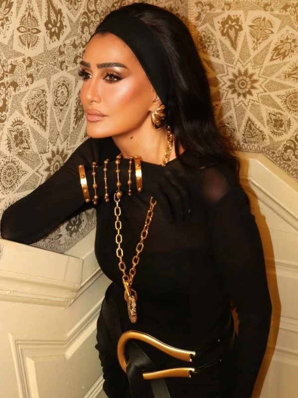 بالأسود.. غادة عبدالرازق تعيد تعريف الأناقة الذهبية