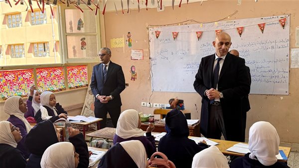 خلال تفقده مدارس قوص بقنا.. وزير التعليم يناقش الطلاب حول البكالوريا والبرمجة