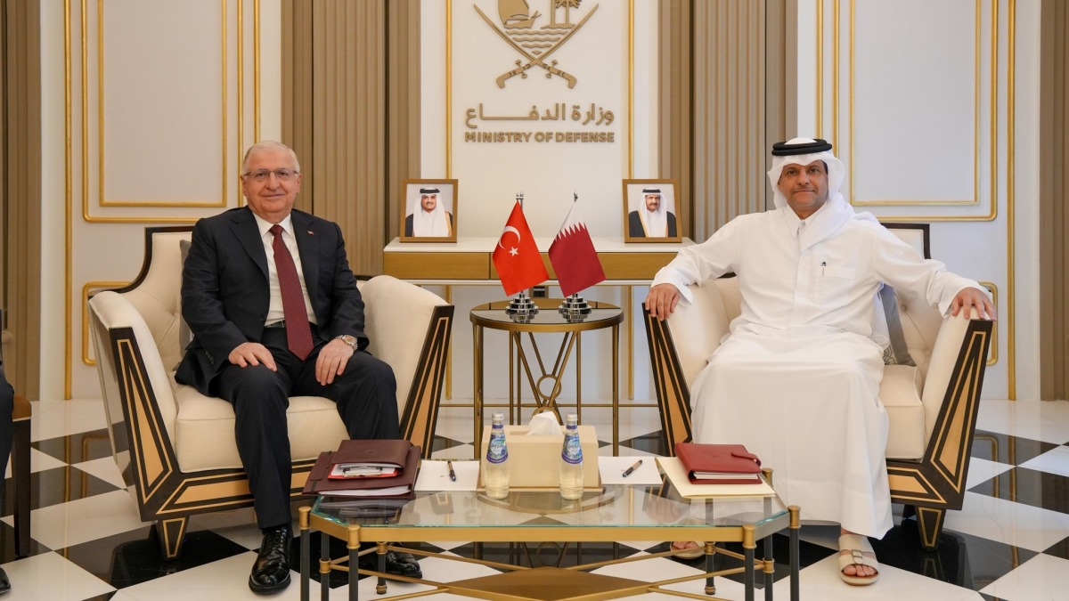 ‫ نائب رئيس مجلس الوزراء ووزير الدولة لشؤون الدفاع يلتقي وزير الدفاع الوطني التركي