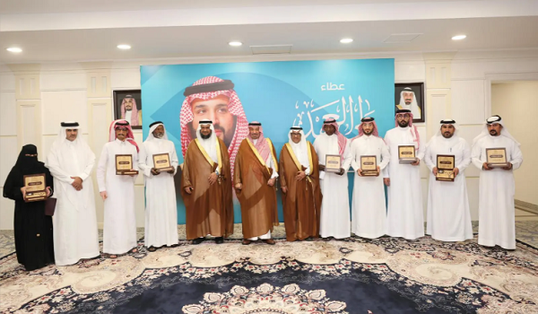 مواطنون في نجران يستلمون وثائق تملك الوحدات السكنية للمستفيدين من تبرع ولي العهد