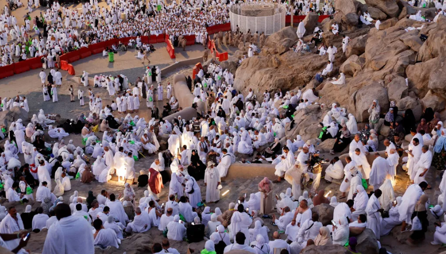 من كل بقاع الأرض إلى عرفات.. أجمل لوحة لضيوف الرحمن في يوم الحج الأعظم