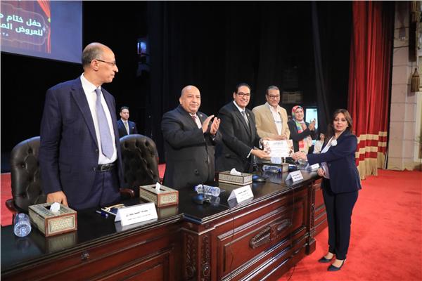 رئيس جامعة القاهرة يكرم الفائزين في مهرجان العروض المسرحية الطويلة