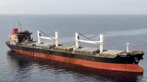 هيئة بحرية بريطانية: زورق يقترب من ناقلة غربي سقطرى ويغيّر مساره بعد تدخل أمني