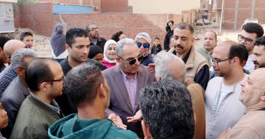 استجابة لطلبات المواطنين.. محافظ الإسماعيلية يتفقد منطقة العبور بحي ثان