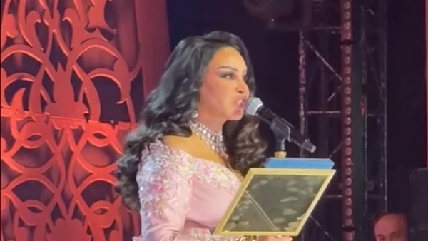 أحلام تثير الجدل من حفل الأوبرا، أشادت بجميع الفتيات العربيات عدا المصريات (فيديو)
