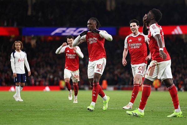 أرسنال يتمسك بصدارة الدوري الإنجليزي بفوزه على توتنهام 4