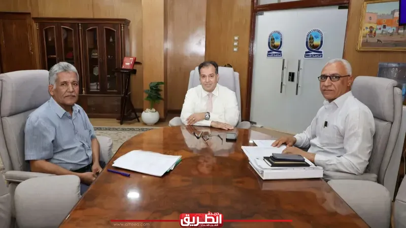 رئيس جامعة قنا يراجع تمويل المشروعات الهندسية ويبحث الإستعدادات للعام المالي الجديد