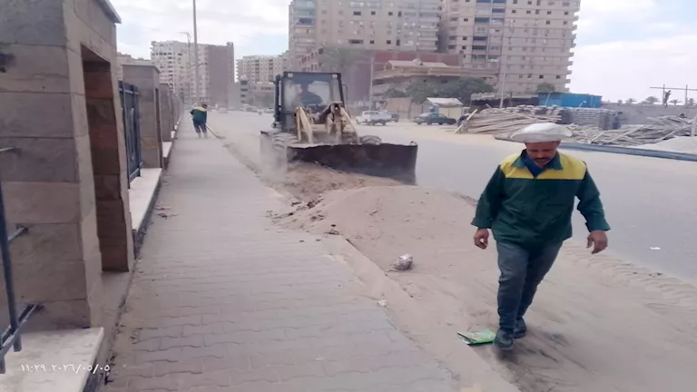 الجيزة ترفع 1400 طن مخلفات من طريق اللبيني- (صور)