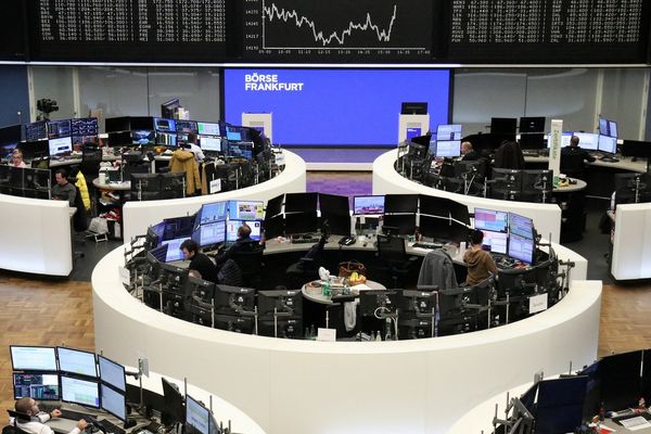 الأسهم الأوروبية تتجه لتحقيق مكاسب للشهر الثامن