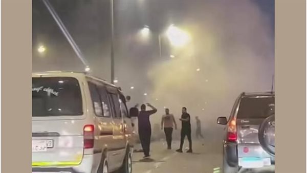 لحظة انقلاب "ميكروباص" أعلى كوبري سيدي جابر وتصادمه مع سيارتين ملاكي (فيديو)