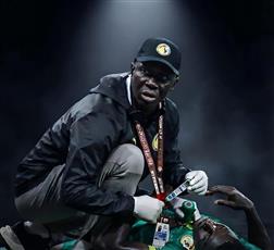 «عجائب ماما أفريكا».. السنغال تكتشف متأخراً : طبيب المنتخب متخصص في أمراض النساء والتوليد