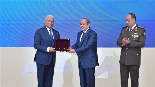 السيسي يشهد حفل تكريم الفريق أول عبد المجيد صقر.. يمنحه نوط الجمهورية من الطبقة الأولى.. يصدق على تعيينه مساعدا لرئيس الجمهورية