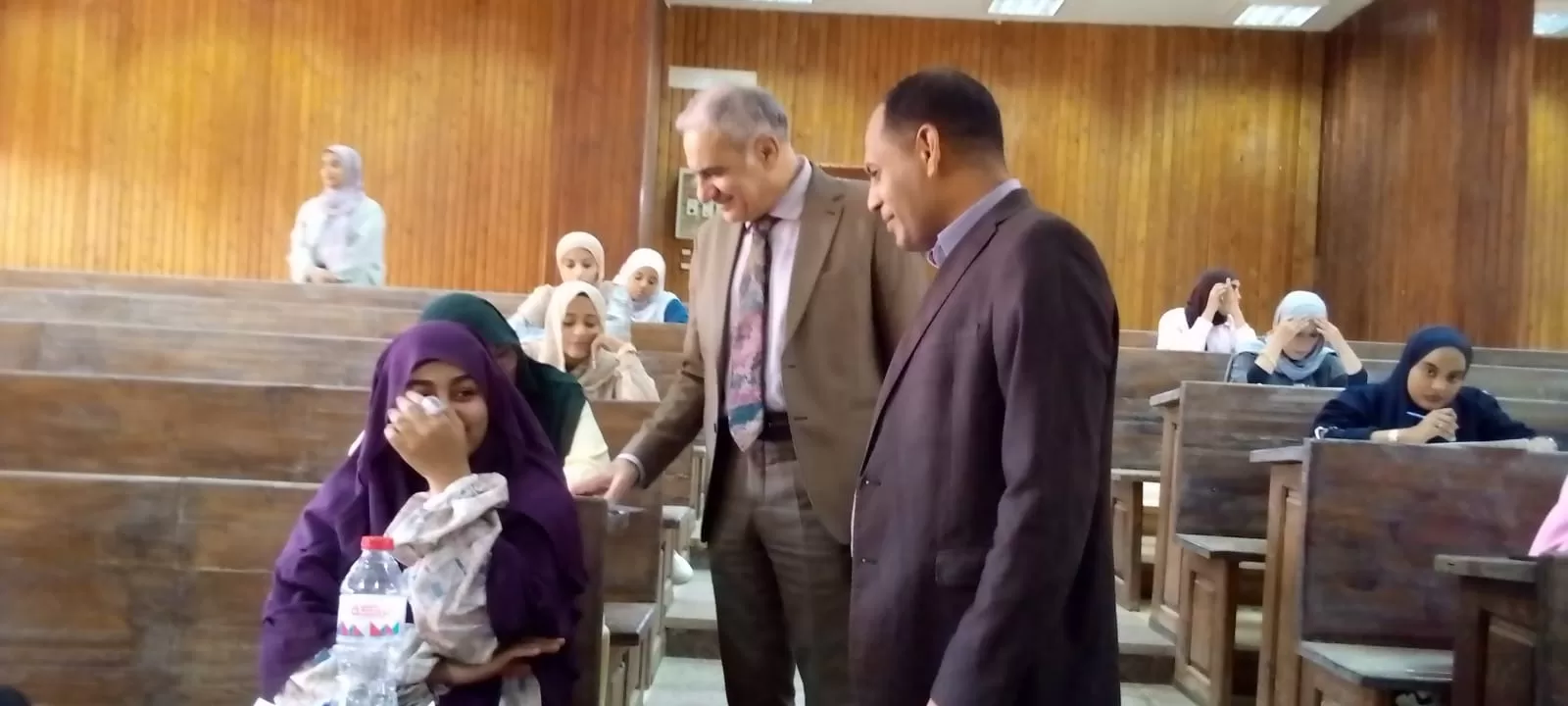 رئيس جامعة أسوان يتابع امتحانات كلية الآداب 1400 طالب يؤدون امتحانات الفصل الدراسي الثاني وسط إجراءات تنظيمية وطبية متكاملة