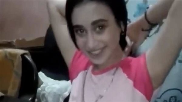 فيديو فتاة تصلي بملابس شبه عارية يثير الغضب