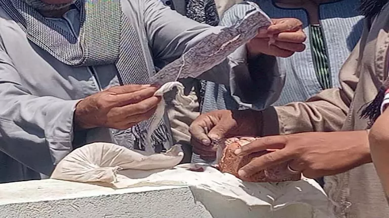 فيديو متداول يوثق مزاعم العثور على أعمال سحر بمقابر أسيوط (صور)
