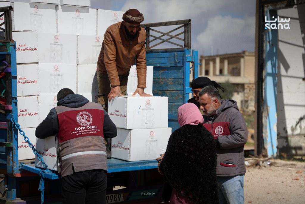 توزيع مساعدات غذائية للأسر الوافدة من السويداء في بلدتي المليحة الشرقية والغربية بريف درعا