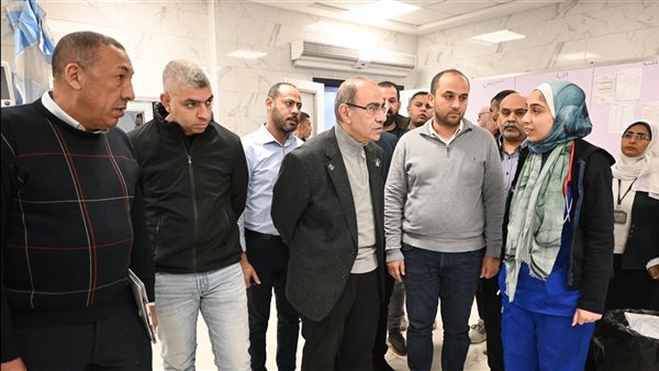 مدير مستشفيات جامعة القاهرة يتفقد سير العمل في أول أيام رمضان