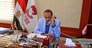 محافظ سوهاج يهنئ الفائزة بجائزة الأم المثالية على مستوى المحافظة