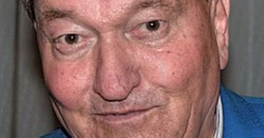 من روج مزاعم بناء الفضائيين للأهرامات في الغرب؟.. مؤلف باع ملايين الكتب