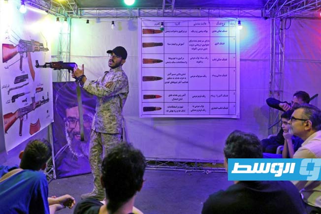 استخدام «كلاشنيكوف».. مدنيون يتدربون على حمل السلاح في طهران تحسبًا لاستئناف محتمل للحرب