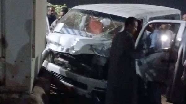 خلال زفة فرح، مصرع 3 أشخاص وإصابة 14 في تصادم ميكروباص بموتوسيكلات بطريق إسنا الأقصر (صور)