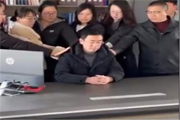 من البيت الأبيض إلى الصين.. فيديو لترامب يتحول إلى موجة سخرية| فيديو