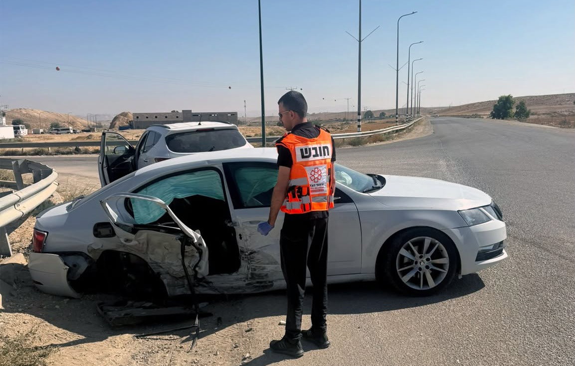 النقب: 4 إصابات بجراح متفاوتة إثر حادث سير على شارع 2582 بالقرب من أبو قرينات
