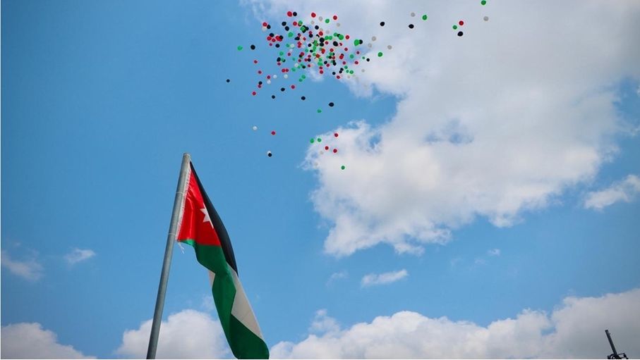 مادبا ترفع العلم عاليا… يوم وطني يعيد رسم مشهد الانتماء في قلب المدينة