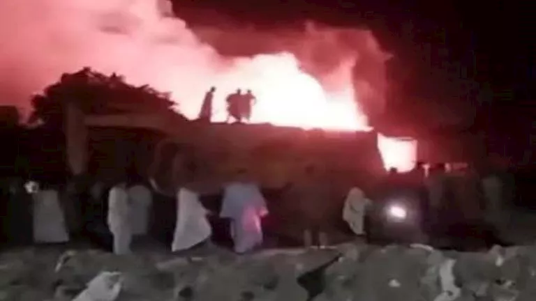 أهالي دلجا بالمنيا يخمدون حريقا في مخزنين