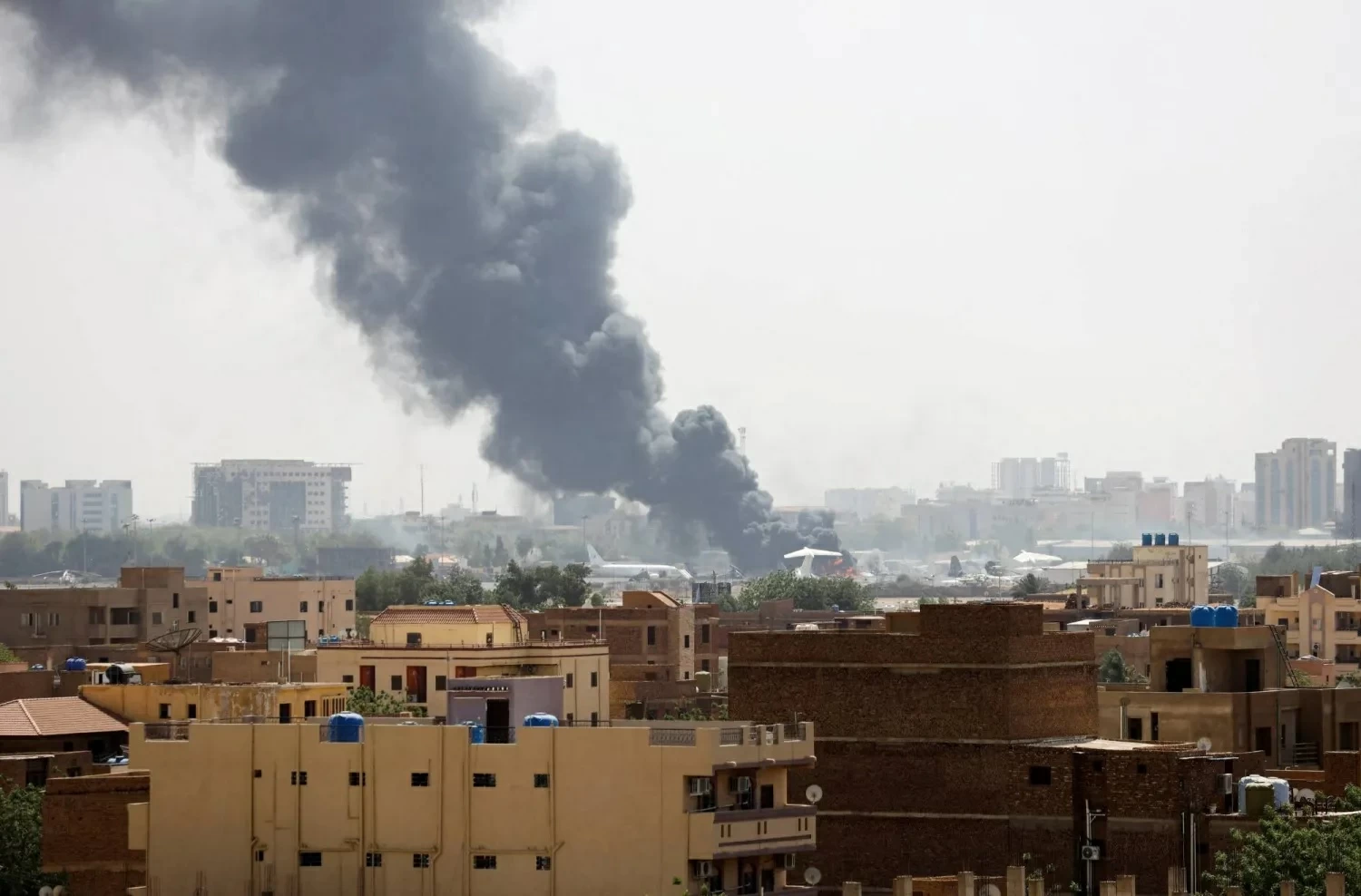 بعد قصف مطار الخرطوم.. واشنطن تدعو مواطنيها لإيجاد مكان آمن
