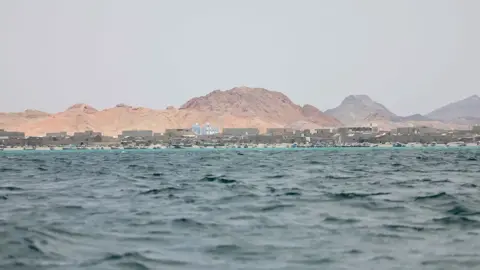 باب المندب في دائرة التهديدات الحوثية.. تصعيد جديد يثير المخاوف على أمن الملاحة الدولية