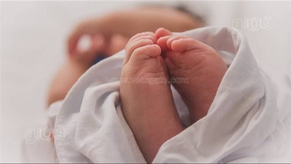 العثور على طفلة رضيعة أمام مسجد في المنيا