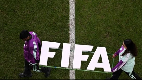 فيفا يدرس مقترحا بإقامة مباريات الدوريات المحلية خارج البلاد ويضع 5 ضوابط