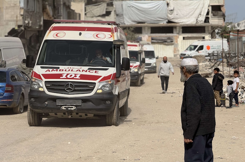 مغادرة 25 مريضا فلسطينيا ومرافقيهم عبر معبر رفح بعد إعادة فتحه