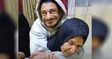 أم محمد تحمل نجلها على ظهرها منذ 45 عاما رغم المرض ببورسعيد