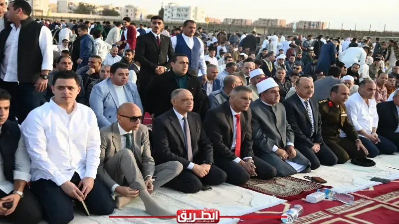محافظ جنوب سيناء يؤدي صلاة عيد الفطر بساحة الاستاد الرياضي بطور سيناء