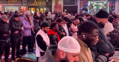 مسلمون يقيمون صلاة التراويح في ساحة بميدان تايمز سكوير في نيويورك