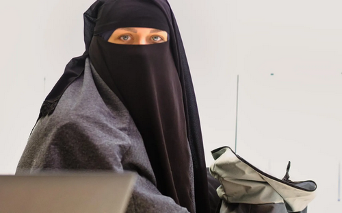 بلدية اسبانية تمنع ارتداء البرقع والنقاب داخل مرافقها الإدارية