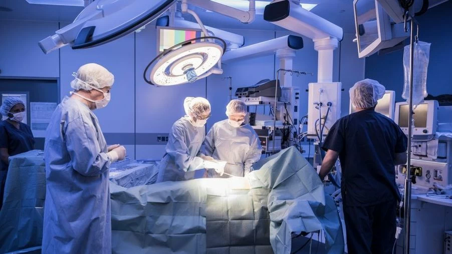 دخلت المستشفى لعلاج ركبتها اليمنى.. فاستيقظت لتكتشف الكارثة !