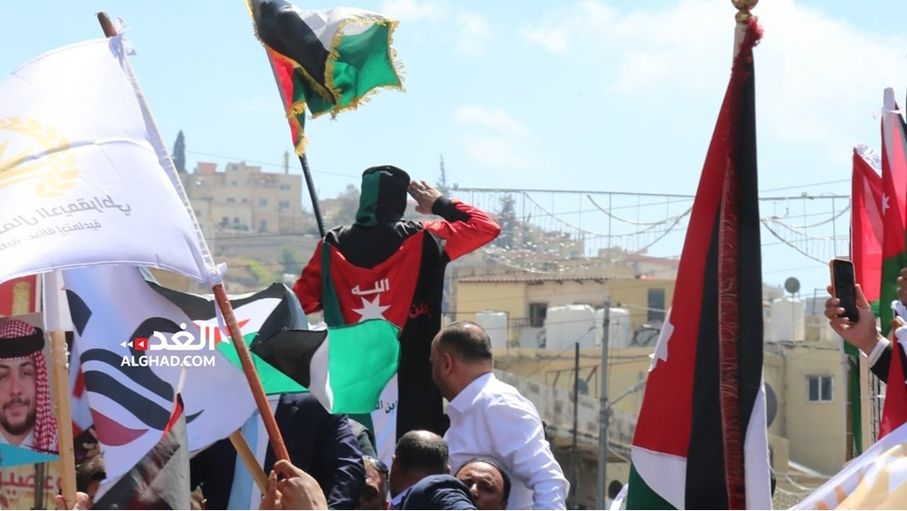 مسيرة حاشدة وسط البلد لتأييد مواقف الملك بشأن فلسطين (صور وفيديو)