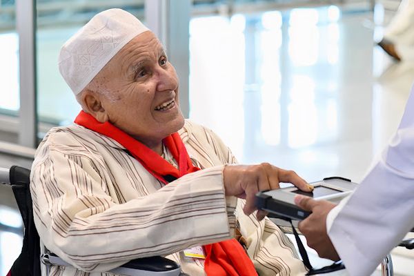 الجوازات تستقبل أولى رحلات حجاج المغرب