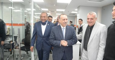 محافظ أسيوط يتفقد مركز الخدمات المميز بالغرفة التجارية