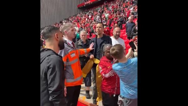 تجاهل محمد صلاح لمشجع مصري يثير الاستياء، والنشطاء: بلاش تظلموه نسي العربي (فيديو)