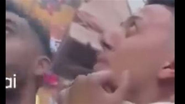 فكي البلوك أبوس إيديكي.. فيديو شاب يتوسل لفتاة في الشارع يثير الجدل
