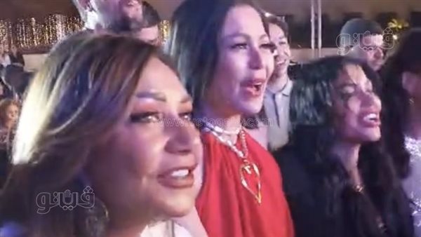 على أغنية "أحسن ناس"، وصلة رقص وغناء للفنانين بمهرجان سينما المرأة بأسوان (فيديو)